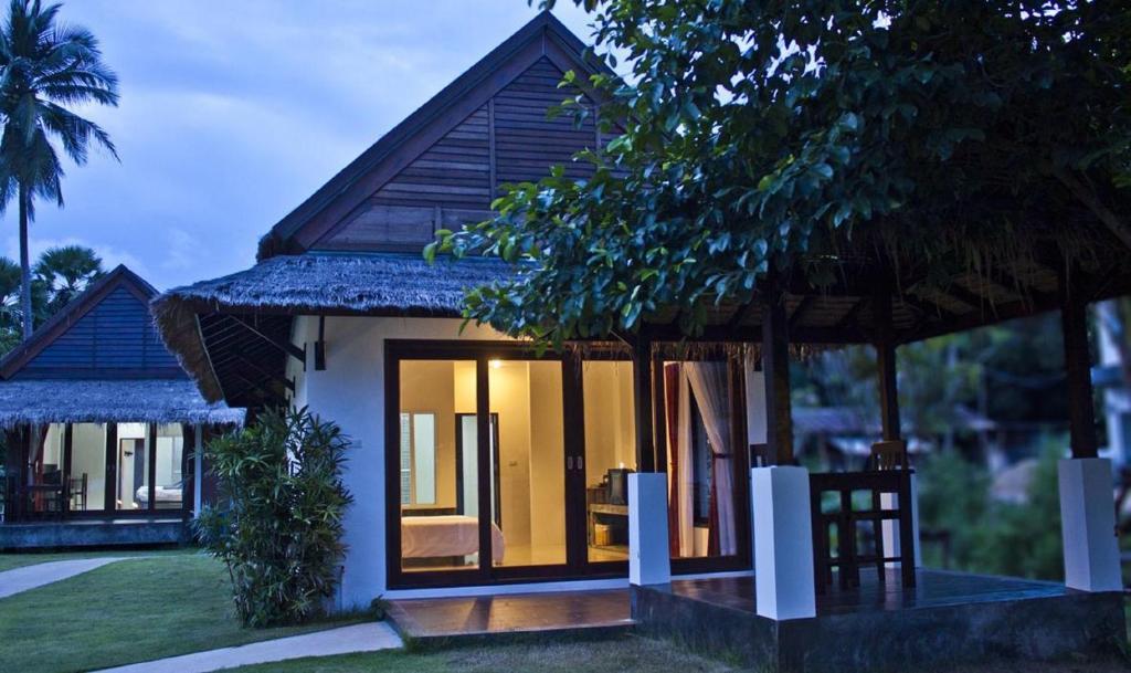 Nana Beach Hotel & Resort Pathiu Exterior photo